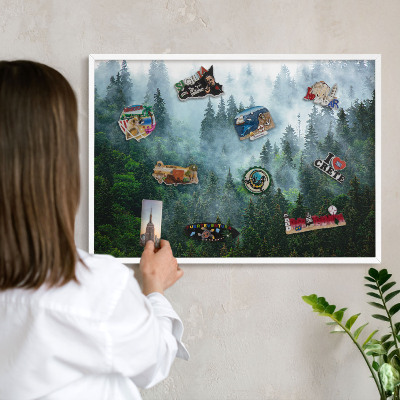 Magnettafel aus Metall für Souvenirs in weißem Rahmen Geheimnisvoller Wald