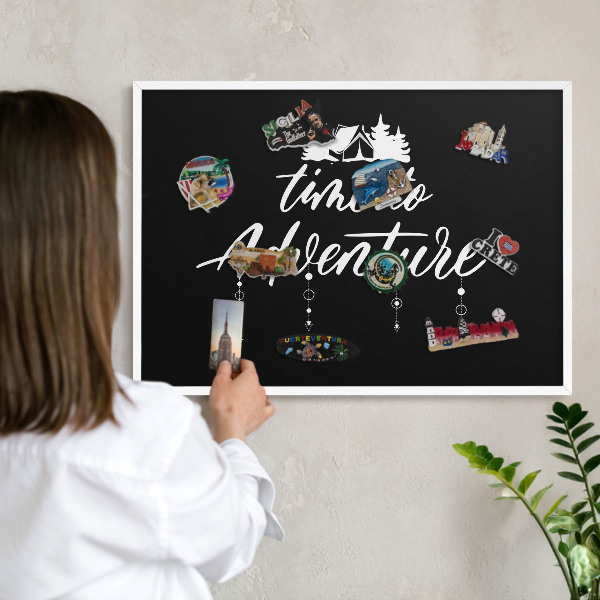 Wand-Magnettafel für Reisesouvenirs mit weißem Rahmen Ein Abenteuer erwartet dich.