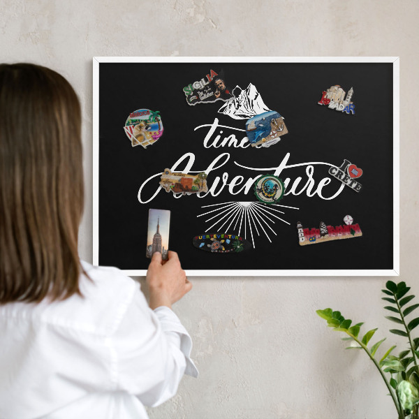 Wand-Magnettafel für Reisesouvenirs mit weißem Rahmen Abenteuerzeit