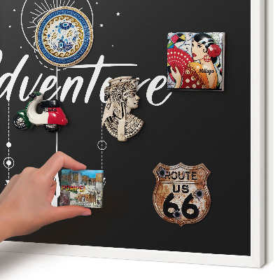 Wand-Magnettafel für Reisesouvenirs mit weißem Rahmen Ein Abenteuer erwartet dich.