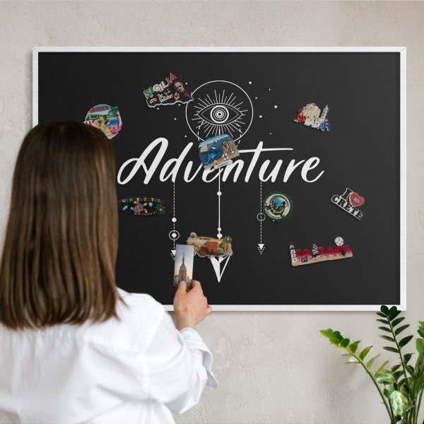Wand-Magnettafel für Reisesouvenirs mit weißem Rahmen Ein Abenteuer erwartet dich.