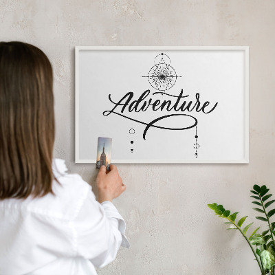 Magnettafel aus Metall für Souvenirs in weißem Rahmen Typografisches Abenteuer