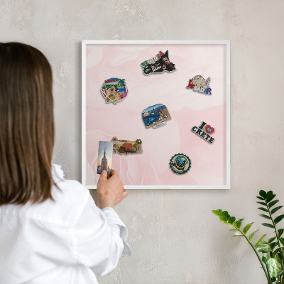Wand-Magnettafel für Reisesouvenirs mit weißem Rahmen Zartes Rosa