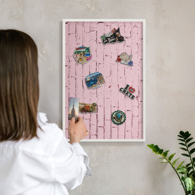 Wand-Magnettafel für Reisesouvenirs mit weißem Rahmen Rosa Ziegelstein