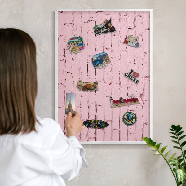 Wand-Magnettafel für Reisesouvenirs mit weißem Rahmen Rosa Ziegelstein