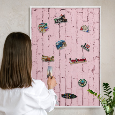 Wand-Magnettafel für Reisesouvenirs mit weißem Rahmen Rosa Ziegelstein