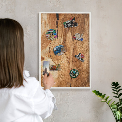 Magnettafel aus Metall für Souvenirs in weißem Rahmen Naturholz