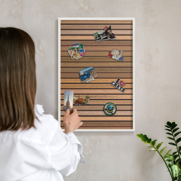Wand-Magnettafel für Reisesouvenirs mit weißem Rahmen Warme Gürtel
