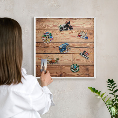 Magnettafel aus Metall für Souvenirs in weißem Rahmen Holzbretter
