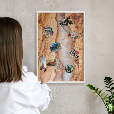 Wand-Magnettafel für Reisesouvenirs mit weißem Rahmen Eleganz aus Holz