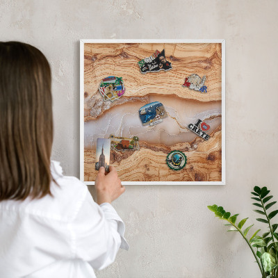 Wand-Magnettafel für Reisesouvenirs mit weißem Rahmen Eleganz aus Holz