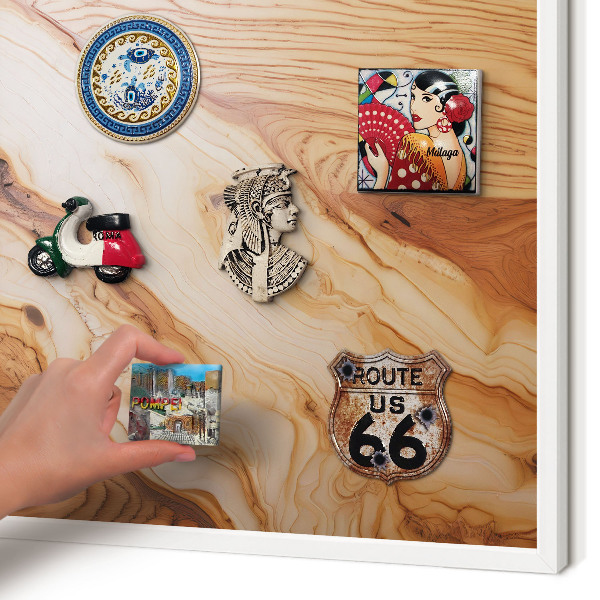 Magnettafel aus Metall für Souvenirs in weißem Rahmen Holzstruktur