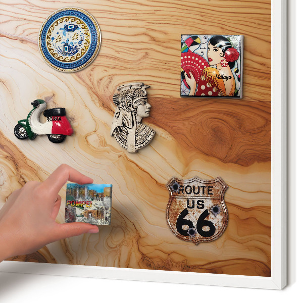 Magnettafel aus Metall für Souvenirs in weißem Rahmen Holzstruktur