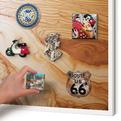 Magnettafel aus Metall für Souvenirs in weißem Rahmen Holzstruktur
