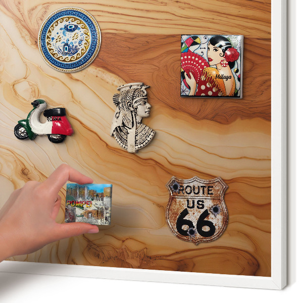 Magnettafel aus Metall für Souvenirs in weißem Rahmen Holzstruktur