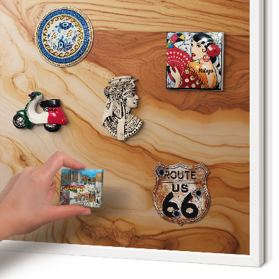 Magnettafel aus Metall für Souvenirs in weißem Rahmen Holzstruktur