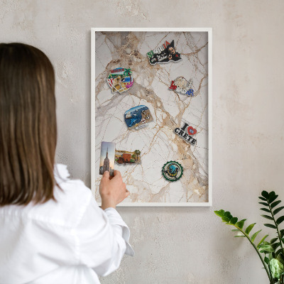 Wand-Magnettafel für Reisesouvenirs mit weißem Rahmen Marmor-Eleganz