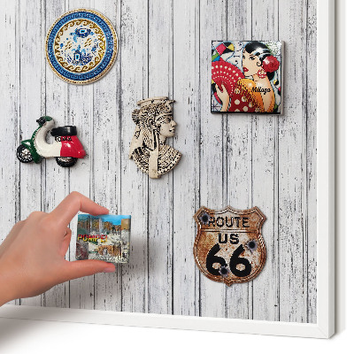 Magnettafel aus Metall für Souvenirs in weißem Rahmen Helles Holz