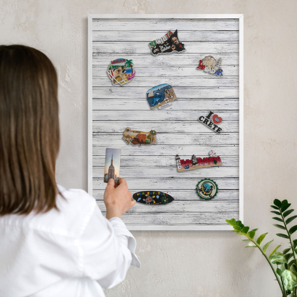 Magnettafel aus Metall für Souvenirs in weißem Rahmen Helles Holz