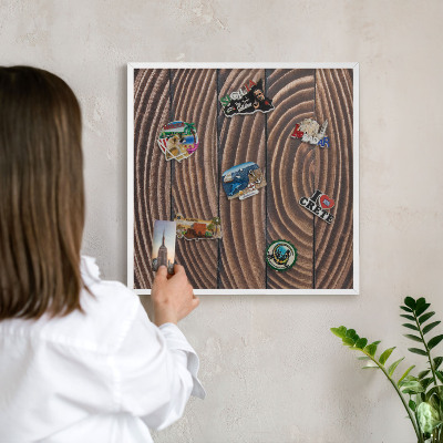 Wand-Magnettafel für Reisesouvenirs mit weißem Rahmen Holzkonstruktion