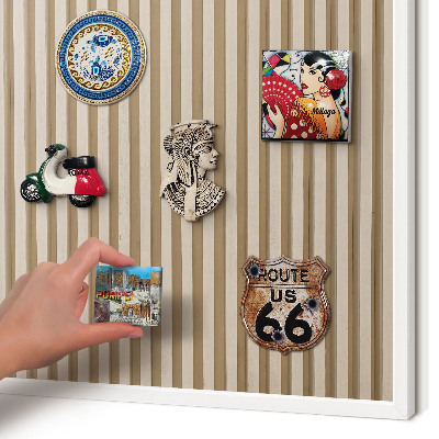 Wand-Magnettafel für Reisesouvenirs mit weißem Rahmen Holzlatten