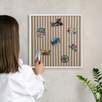 Wand-Magnettafel für Reisesouvenirs mit weißem Rahmen Holzlatten