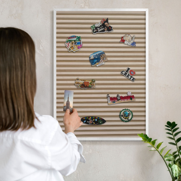 Wand-Magnettafel für Reisesouvenirs mit weißem Rahmen Holzlatten