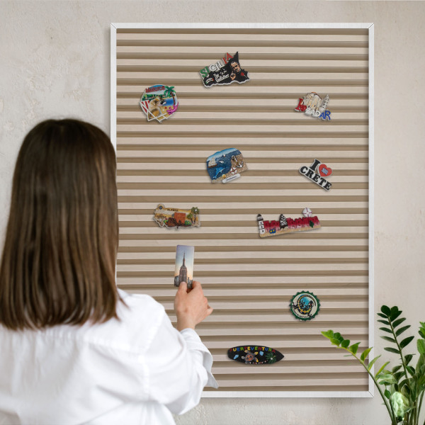Wand-Magnettafel für Reisesouvenirs mit weißem Rahmen Holzlatten