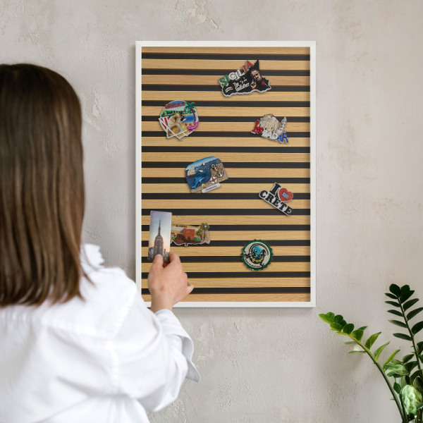 Magnettafel aus Metall für Souvenirs in weißem Rahmen Holzrhythmen