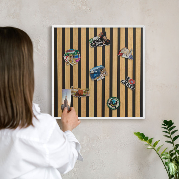 Magnettafel aus Metall für Souvenirs in weißem Rahmen Holzrhythmen