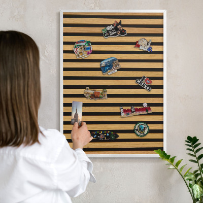 Magnettafel aus Metall für Souvenirs in weißem Rahmen Holzrhythmen