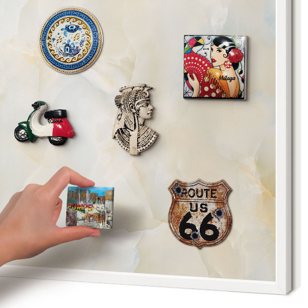 Magnettafel aus Metall für Souvenirs in weißem Rahmen Subtile Eleganz