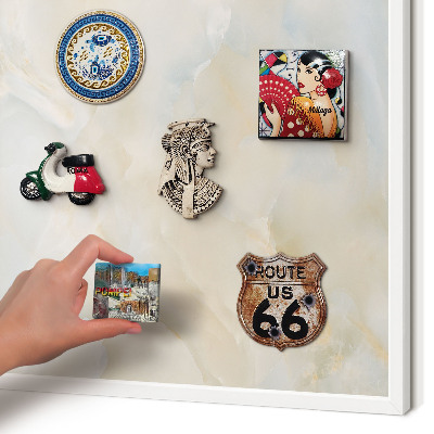 Magnettafel aus Metall für Souvenirs in weißem Rahmen Subtile Eleganz