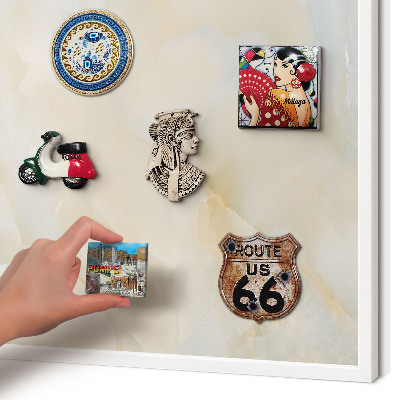 Magnettafel aus Metall für Souvenirs in weißem Rahmen Subtile Eleganz