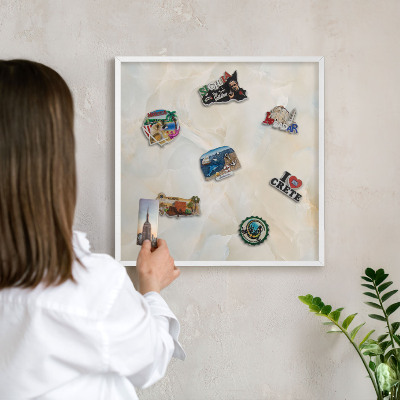 Magnettafel aus Metall für Souvenirs in weißem Rahmen Subtile Eleganz