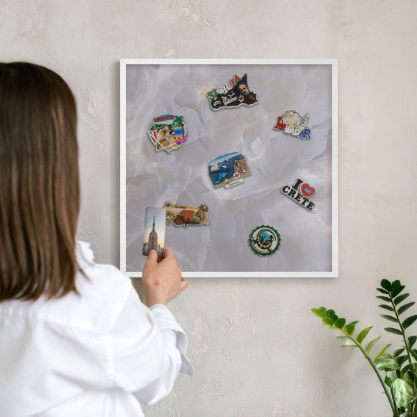 Wand-Magnettafel für Reisesouvenirs mit weißem Rahmen Graue Eleganz