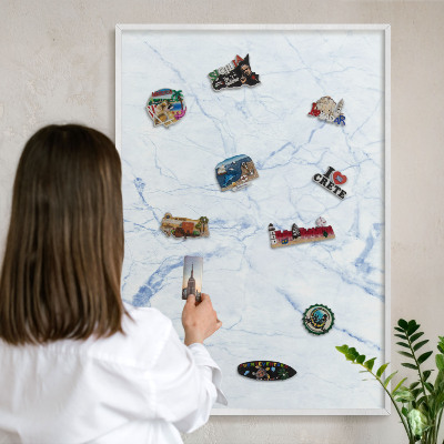 Magnettafel aus Metall für Souvenirs in weißem Rahmen Marmordesign