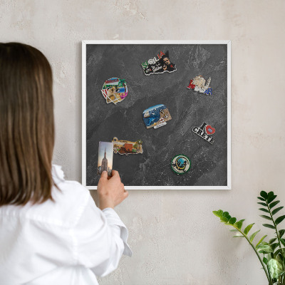 Magnettafel aus Metall für Souvenirs in weißem Rahmen Graue Eleganz