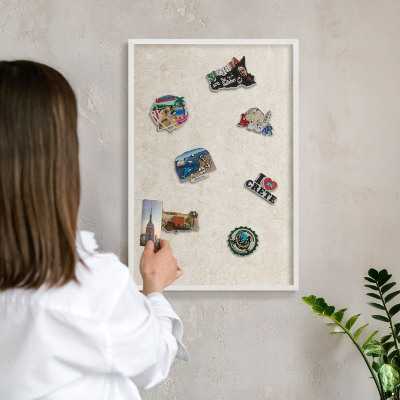 Magnettafel aus Metall für Souvenirs in weißem Rahmen Cremige Eleganz