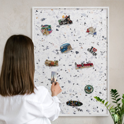 Wand-Magnettafel für Reisesouvenirs mit weißem Rahmen Terrazzo-Stil
