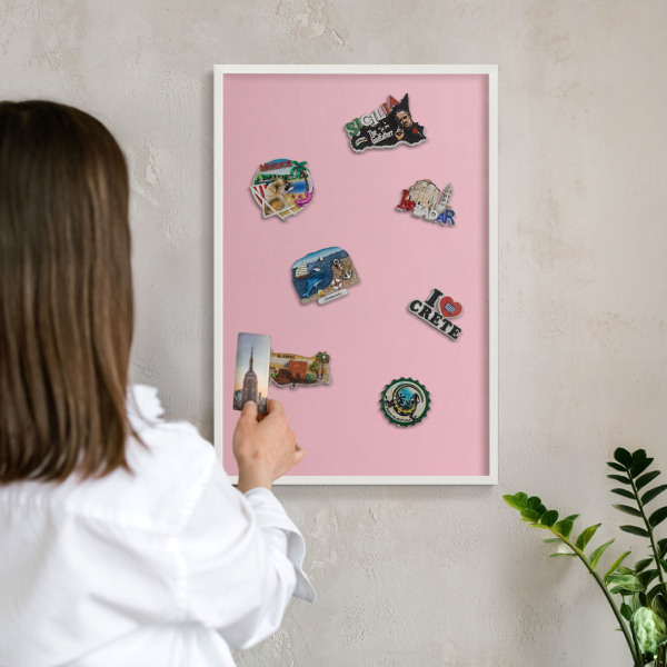Magnettafel aus Metall für Souvenirs in weißem Rahmen Hellrosa