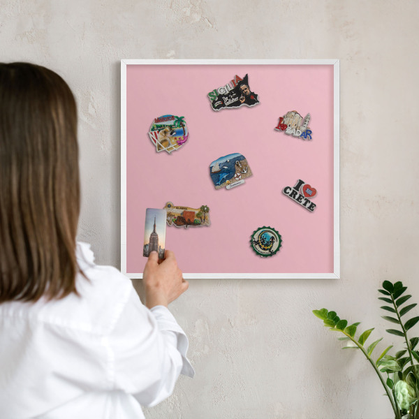 Magnettafel aus Metall für Souvenirs in weißem Rahmen Hellrosa