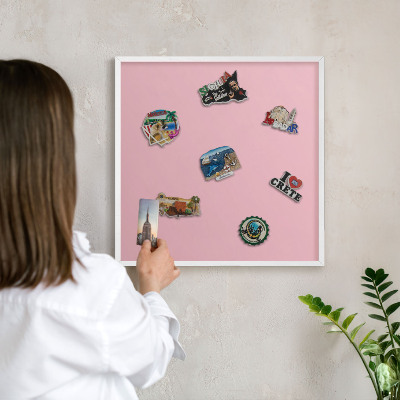 Magnettafel aus Metall für Souvenirs in weißem Rahmen Hellrosa