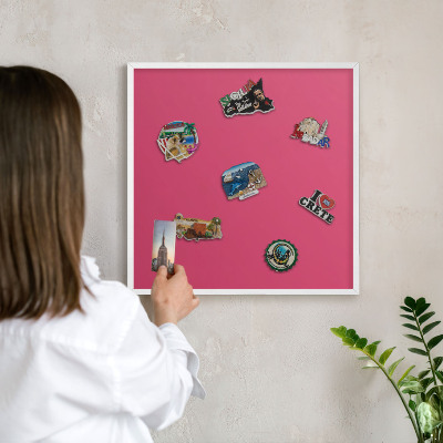 Wand-Magnettafel für Reisesouvenirs mit weißem Rahmen Energierosa
