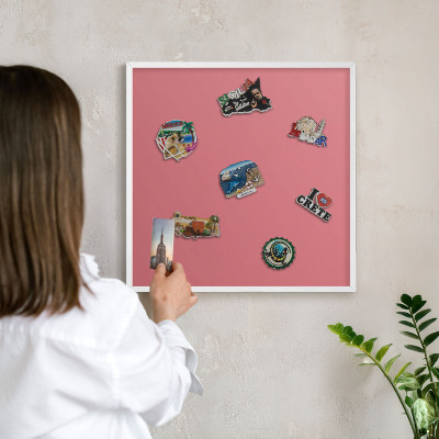 Magnettafel aus Metall für Souvenirs in weißem Rahmen Lachsfarben