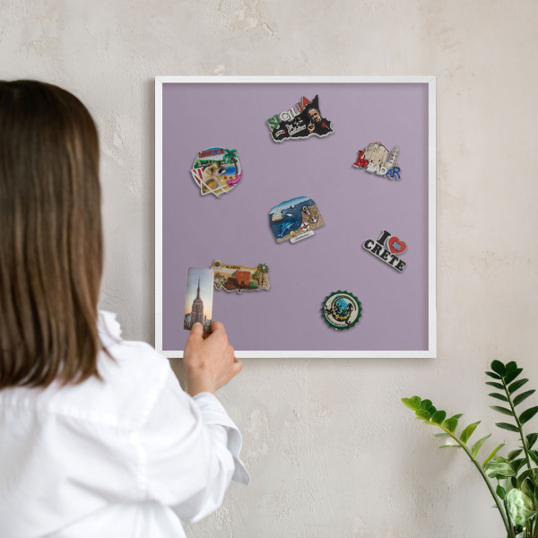 Magnettafel aus Metall für Souvenirs in weißem Rahmen Fliederviolett
