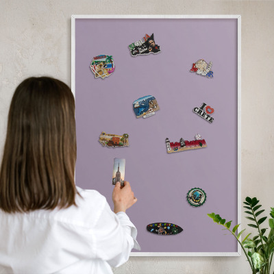 Magnettafel aus Metall für Souvenirs in weißem Rahmen Fliederviolett