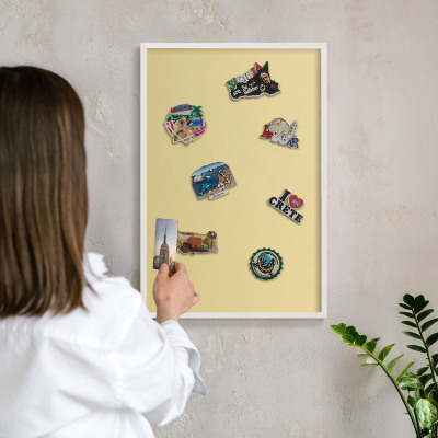 Magnettafel aus Metall für Souvenirs in weißem Rahmen Cremefarbenes Gelb