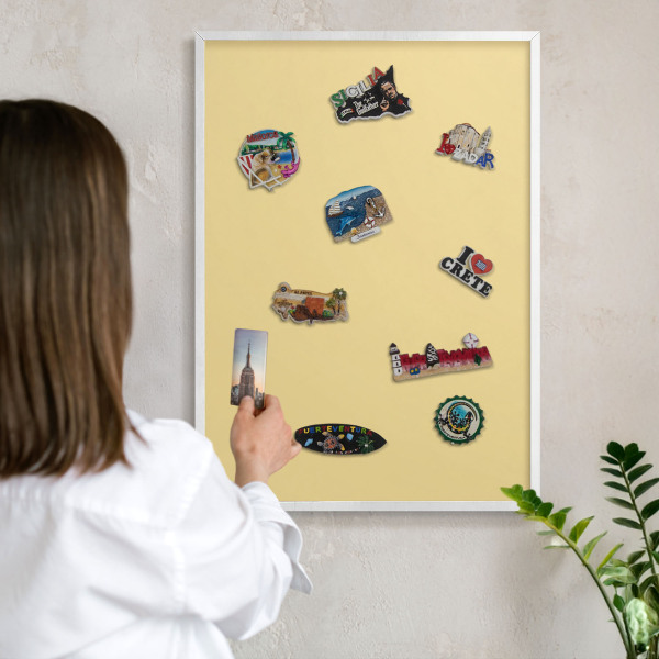 Magnettafel aus Metall für Souvenirs in weißem Rahmen Cremefarbenes Gelb