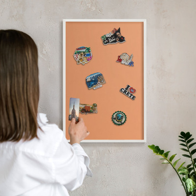 Wand-Magnettafel für Reisesouvenirs mit weißem Rahmen Pastellorange